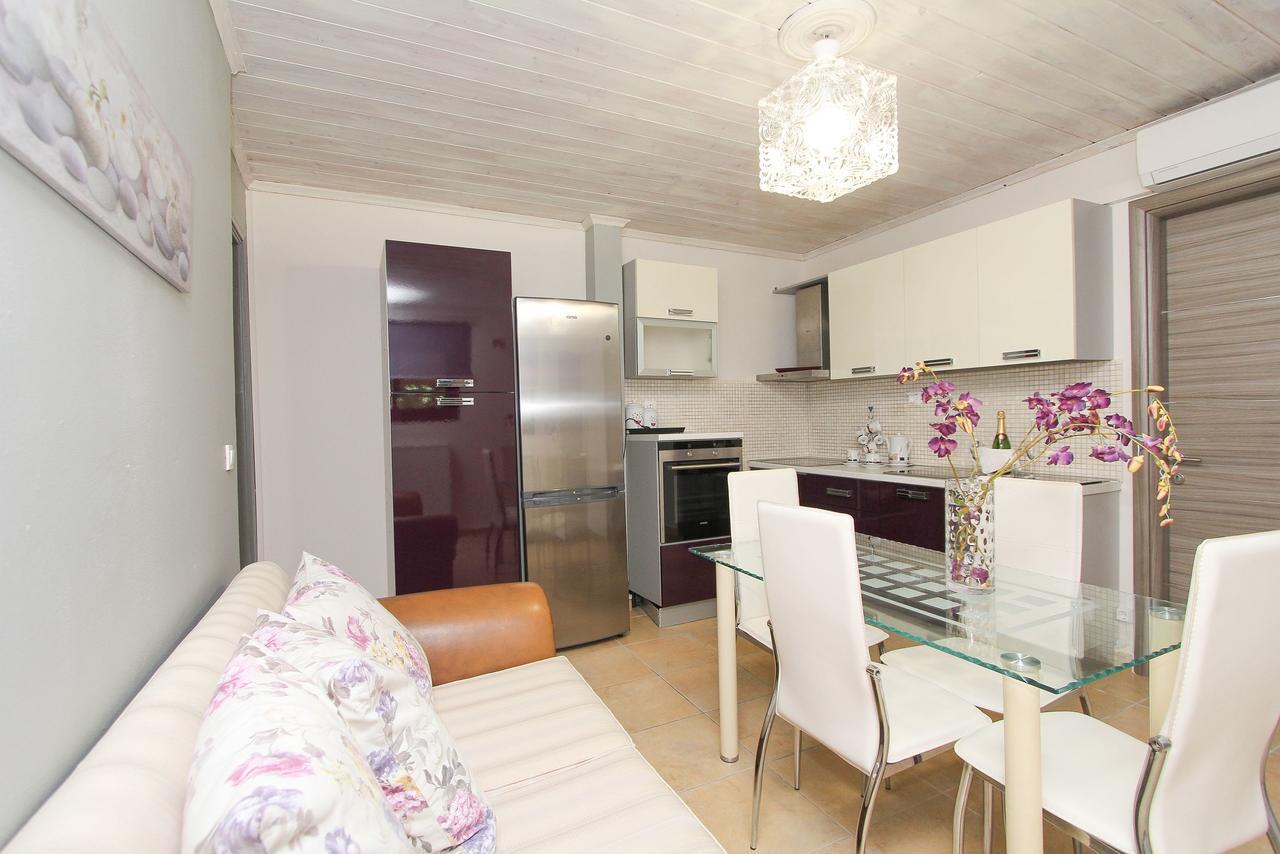 Kouros Resort Kalamákion Rom bilde